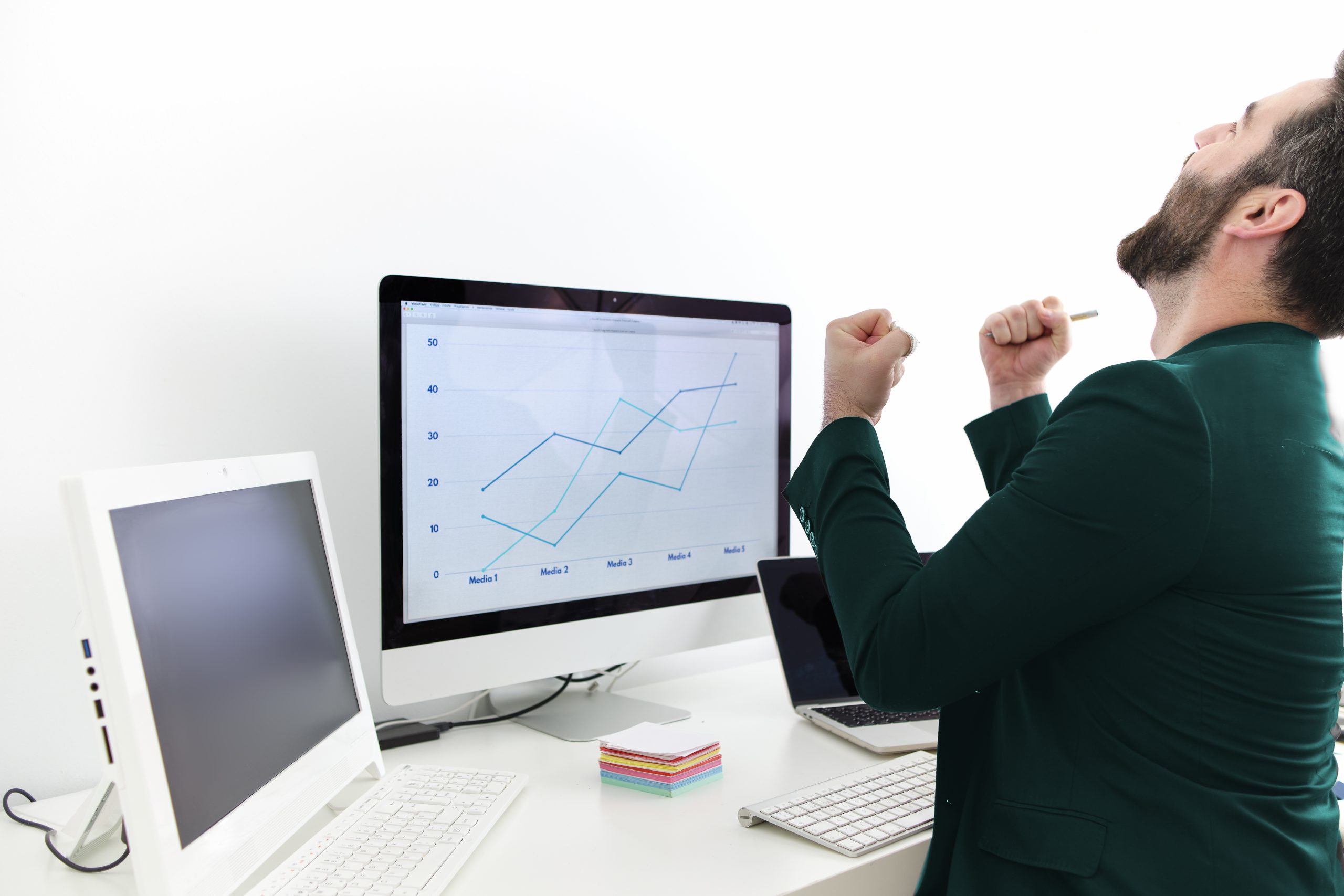 Profesional celebrando crecimiento en métricas