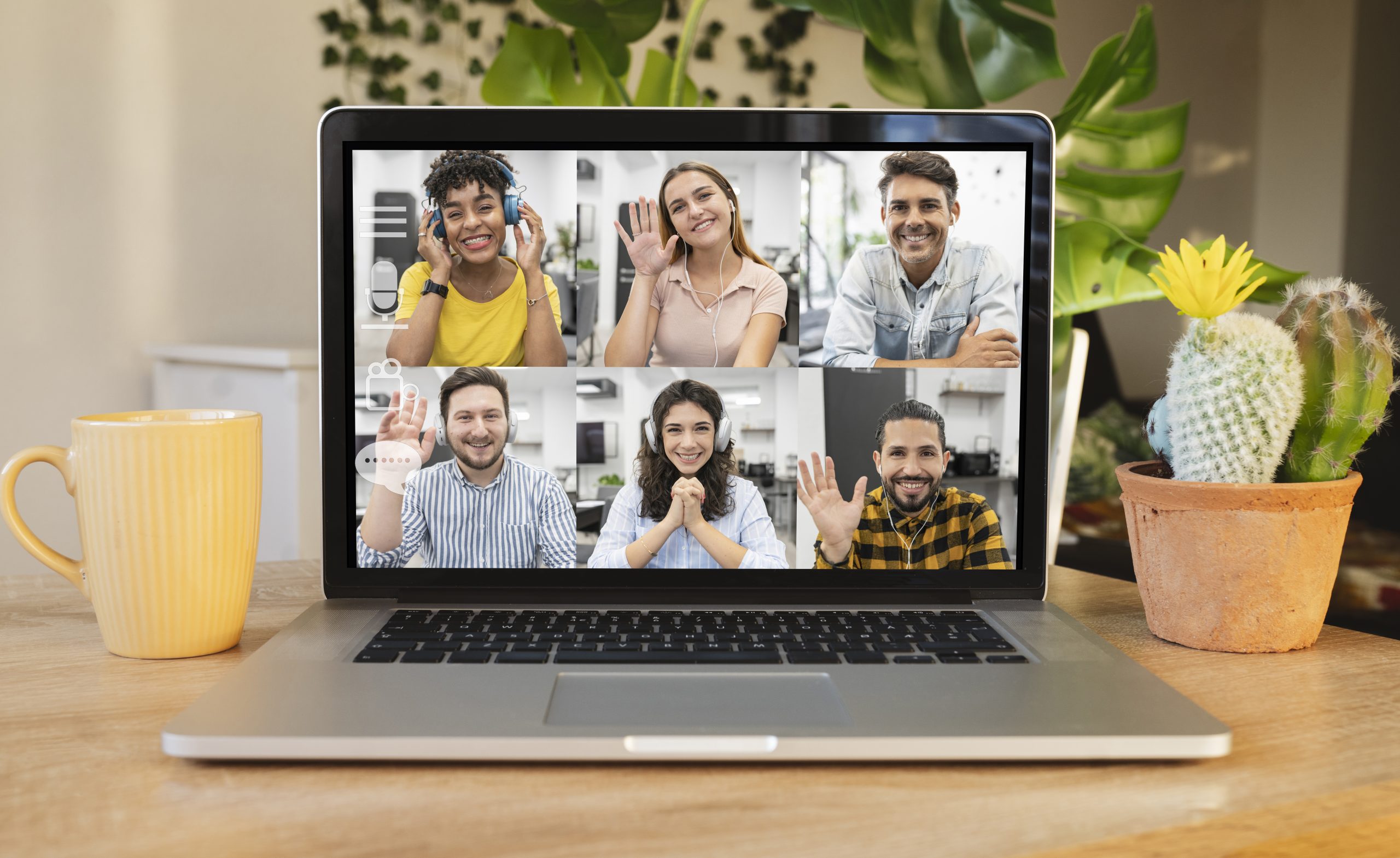 Equipo en videollamada saludando con buen ánimo