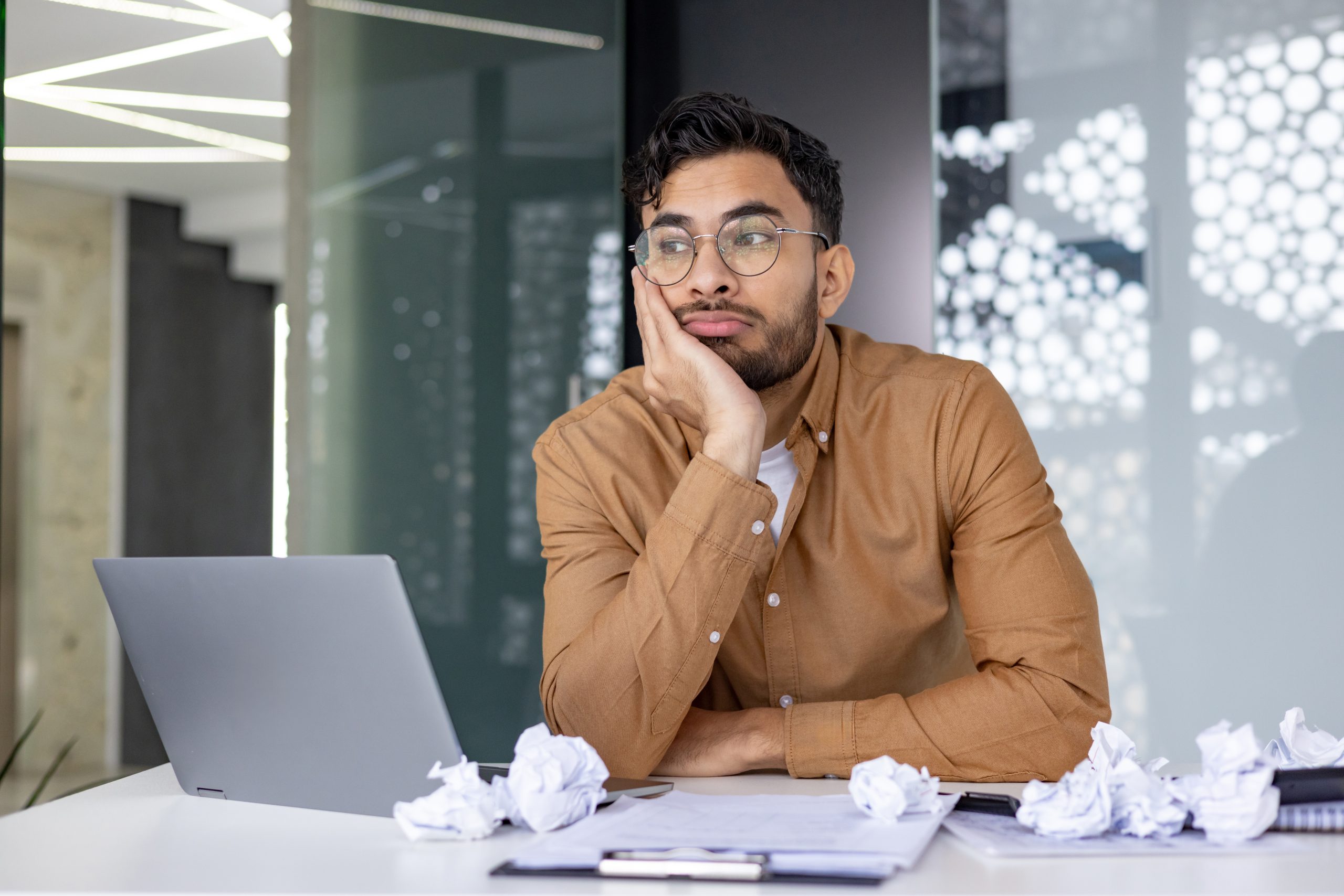 Profesional con gesto de frustración ante exceso de trabajo