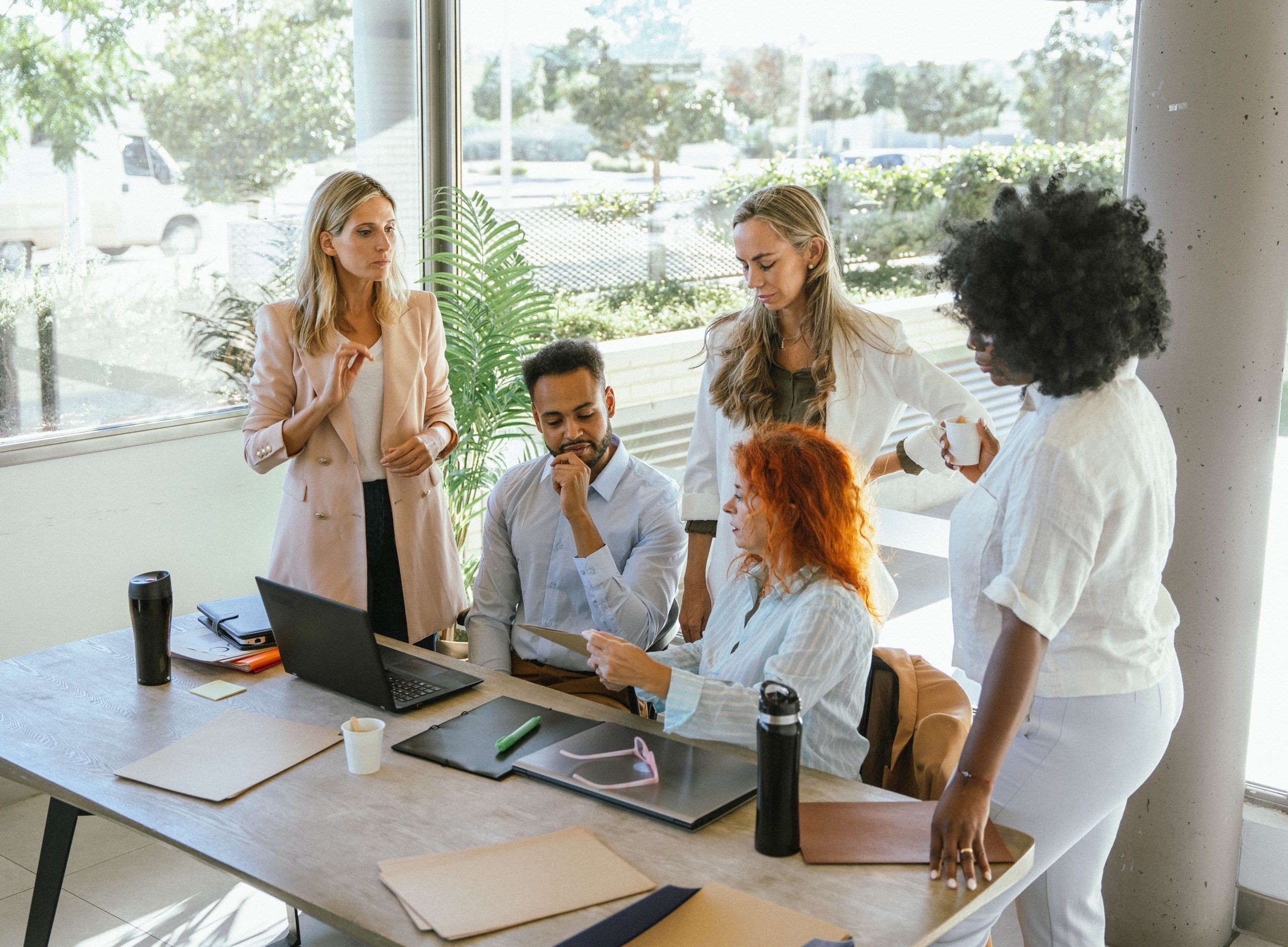 Colegas analizando un proyecto y tomando decisiones informadas