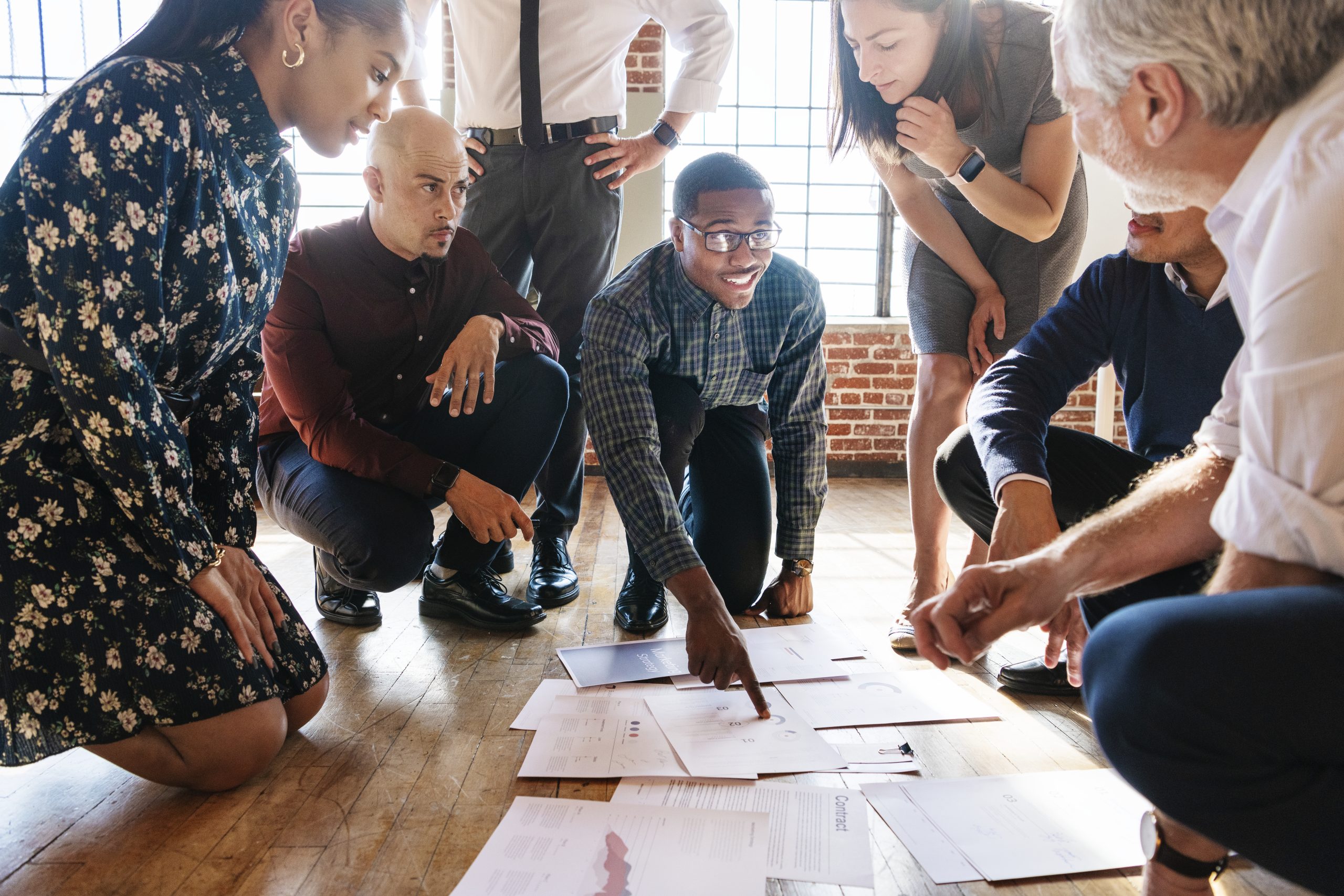 Equipo creativo planificando en grupo sobre materiales