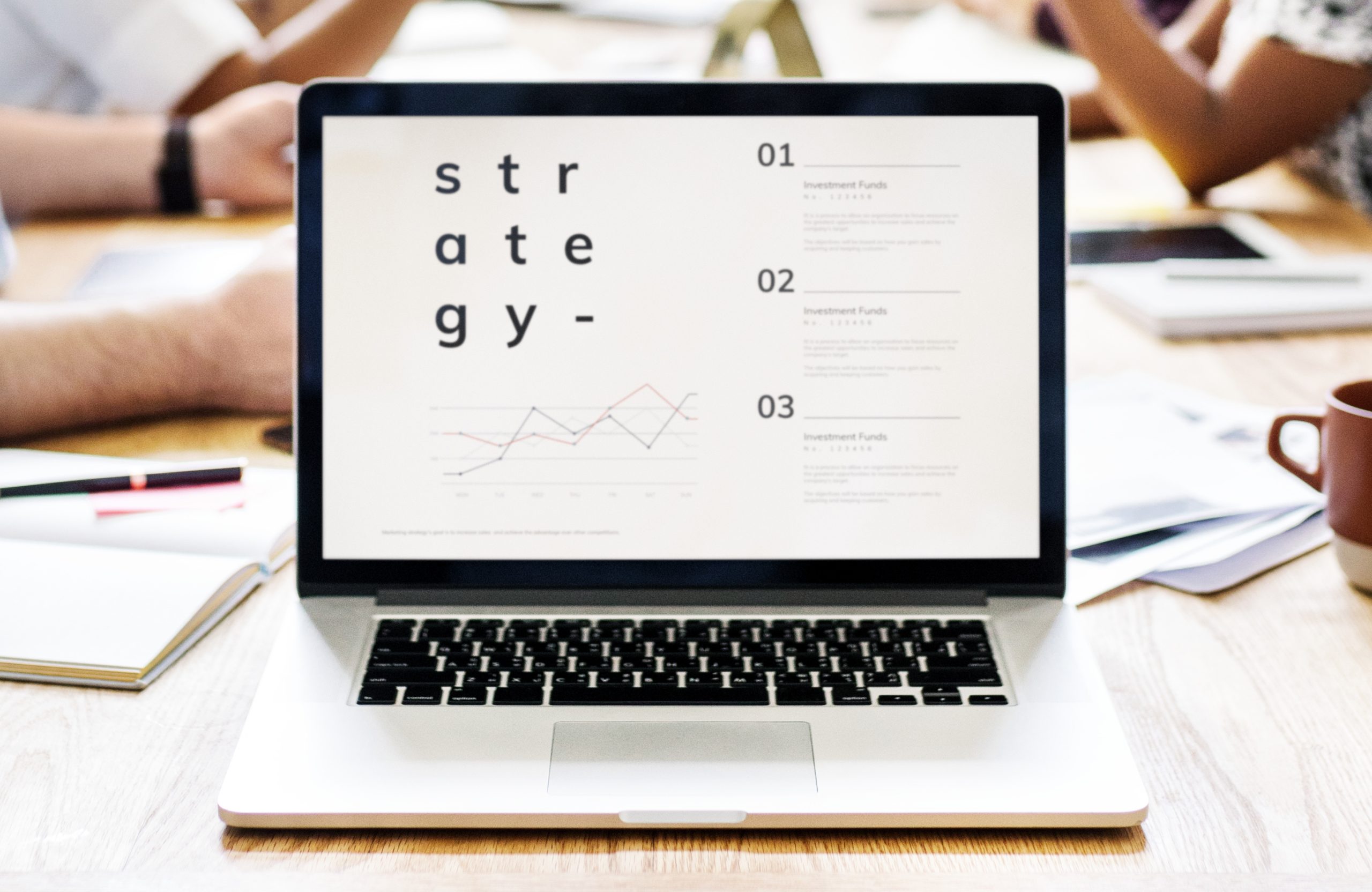 Líderes digitales compartiendo visión en reunión ejecutiva